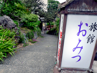 看板と階段