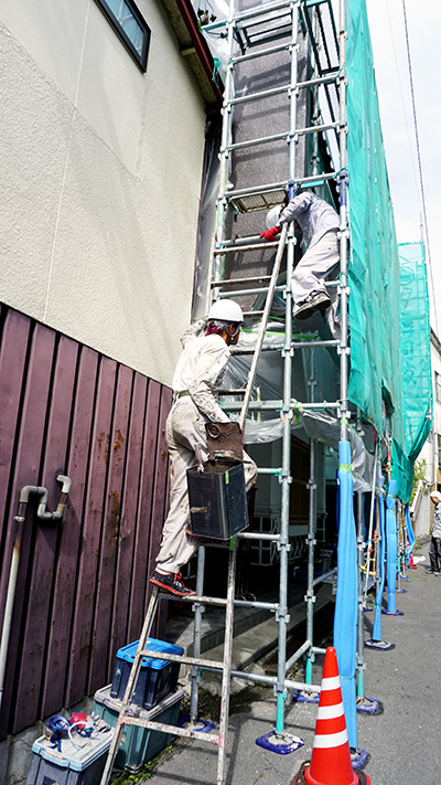 足場へ登る